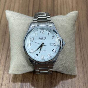 Relógio Casio Classic Prata com Fundo Branco – Elegância que se Destaca