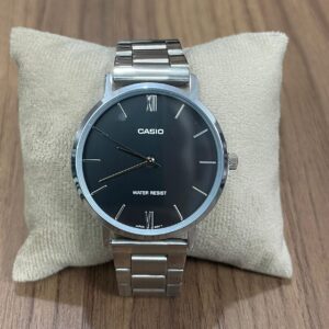 Relógio Casio Classic Prata com Fundo Preto – Elegância que se Destaca