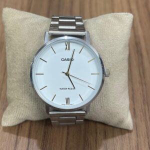 Relógio Casio Classic Prata Fundo Branco – Elegância que se Destaca