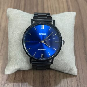 Relógio Casio Classic Preto com Fundo Azul – Elegância que se Destaca